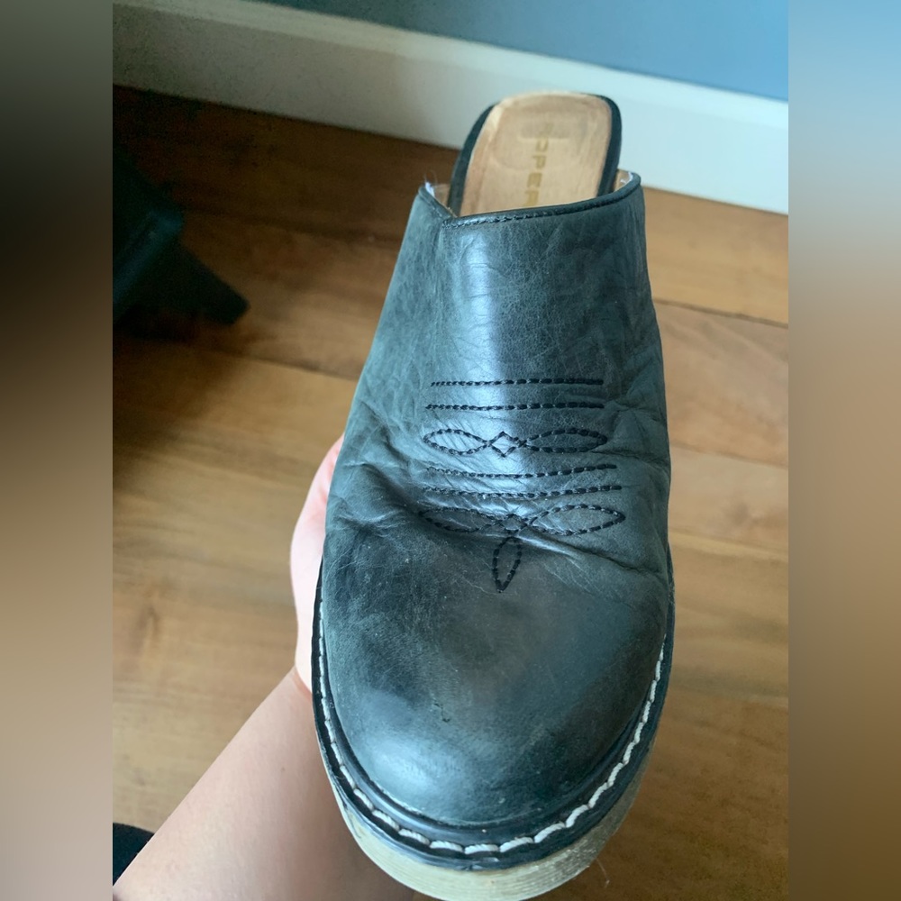 Woman’s Roper Leather Clogs - Picture 4 of 4